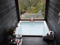 Bath with View - Peppers Cradle Mountain Lodge