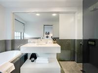 Peppers-Gallery-Hotel-Canberra_Peppers_King_With_Bath