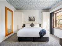 Peppers-Gallery-Hotel-Canberra_Peppers_King_With_Bath_4