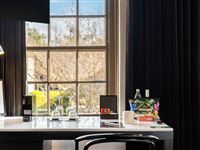 Peppers-Gallery-Hotel-Canberra_Peppers_Queen_Room_3