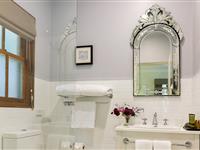 Highland King or Queen Bathroom - Peppers Manor House