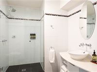 Peppers Seaport - Bathroom